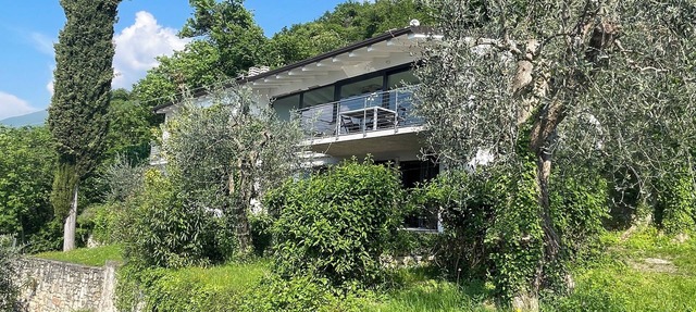 Edificio de apartamentos Villa Candoras, 240 m2 + patio con vista al lago en su propio olivar