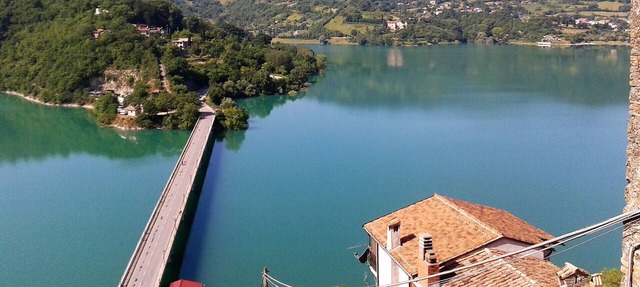 Pueblo en la casa de vacaciones del lago