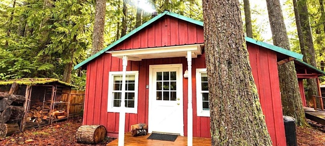 Vintage Mt. Hood Cabin! Steamy Hot Tub, Classic Woodstove & Pet Friendly