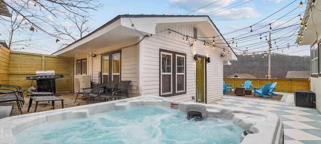 Wildflower Cottages:3 Rentals, Hot Tub& lake views