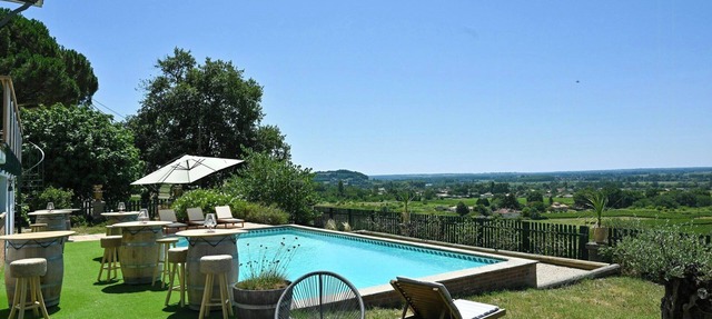 Wine estate chalet with pool in Gironde
