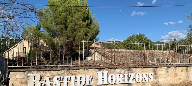 XIXth century country house amidst vineyards and olive groves