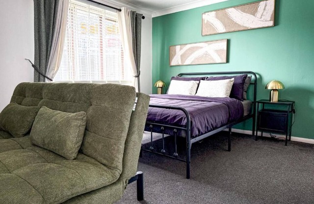 1 Bed - Sleeps 4 - WiFi & Free Parking