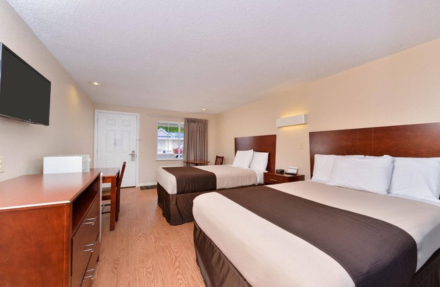 2 Family-Friendly Rooms near Memorial Park | Free Parking & Free Breakfast