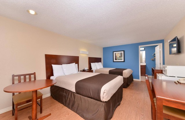 2 Family-Friendly Rooms near Memorial Park | Free Parking & Breakfast