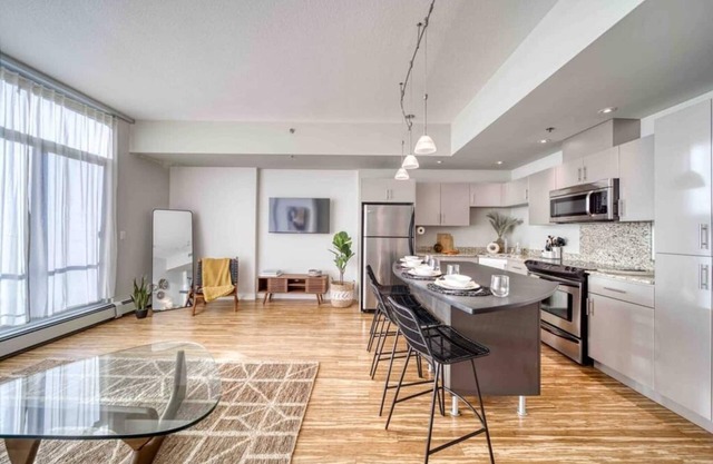 2BR Condo in Beltline near Restaurants & Shops including Parking