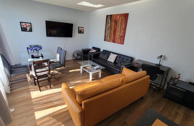 3 Bedroom House Near Airport and Downtown