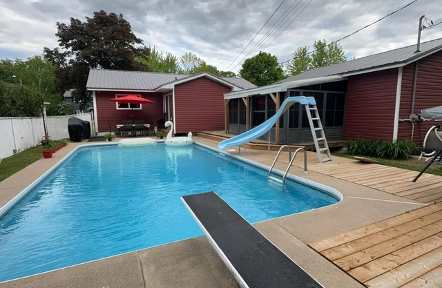 3-bedroom house with pool & hot tub