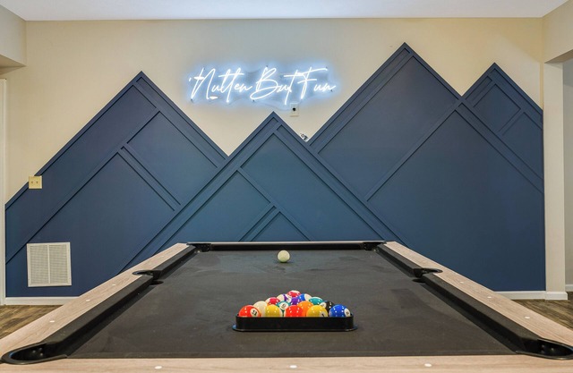 3800 sq ft of Fun! Sleeps 14 Hot Tub Pool Table PAC-Man Foosball