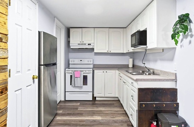 Abby’s Lodge | Modern 2BR Retreat | Prime Downtown Location