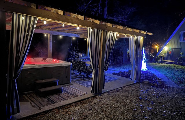 Amazing Lakeside hot tub, A-frame 3 King Beds, Shawnee Forest sleeps 2-6 Firepit