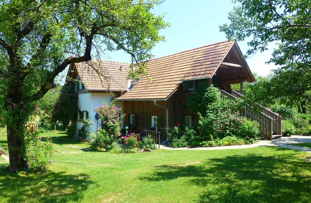 Un paraíso terrenal: casa de campo en un jardín romántico, ideal para familias,