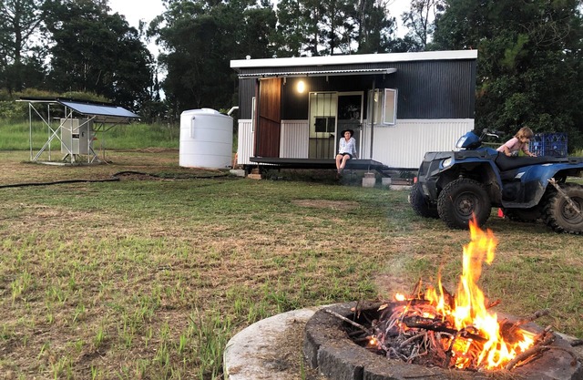Bee Farm Off-Grid Tiny Home Stay. Pet Friendly!