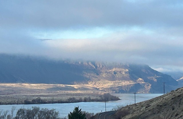 Charming 3-Bedroom Townhouse Located in Crescent Bar, WA with Spectacular Views!