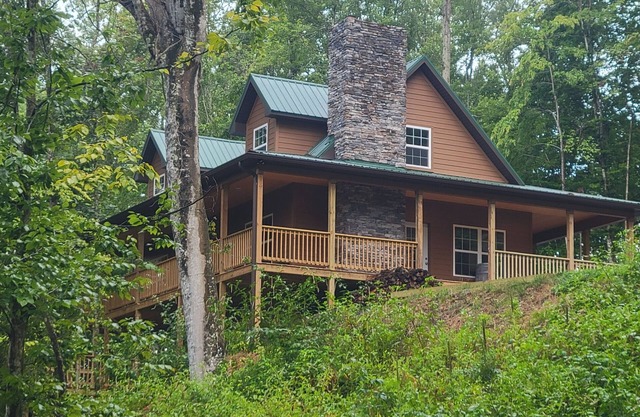 Charming 3-bedroom with loft bed Cabin in Rogersville with Fireplace