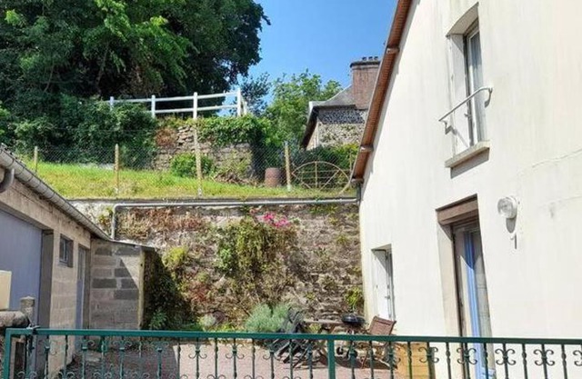 Chez Pauline, Gavray. House with secure parking, Wi-Fi & garage.