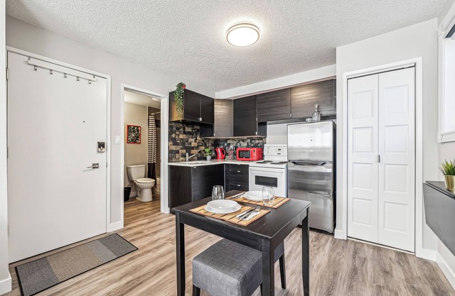 Chic Inner-City Studio - Your Cozy Calgary Escape!