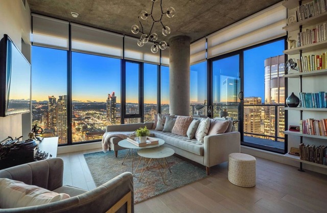 Classy & Comfortable Sub-Penthouse w Pool, AC