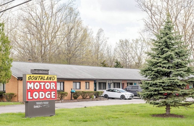 Cozy 1BR Apt | AC and Parking | Brownstown