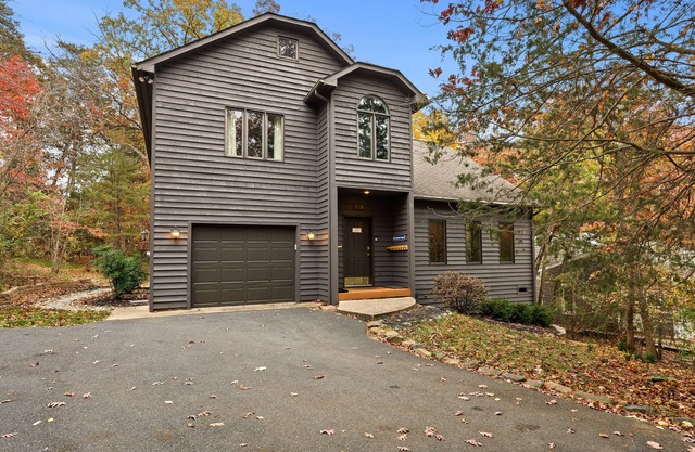 Cozy 5 BR Family Getaway with Hot Tub, Game Room, Sauna, Level 2 EV Charger!