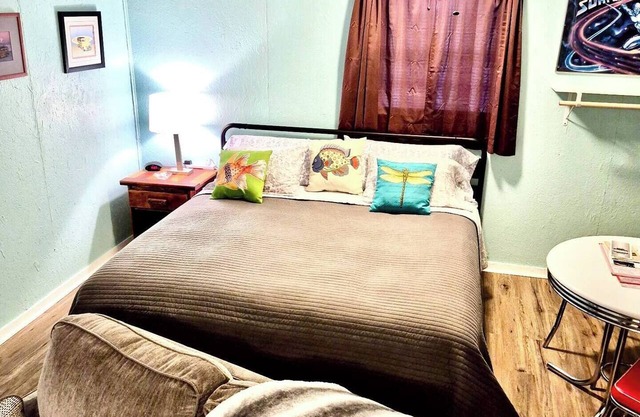 Cozy downtown studio for 2 within walking distance to Red River Station. Features a king bed, kitchenette, smart TV, Wi-Fi, free parking, and a peaceful private patio.
