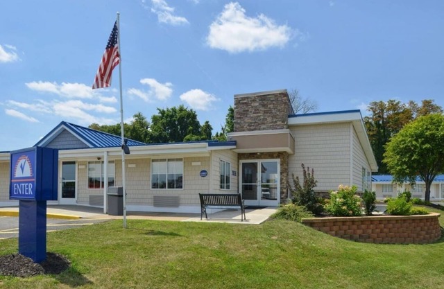 Double Bed Efficiency Room Near Ohio Valley Plaza| Free Breakfast & Free Parking