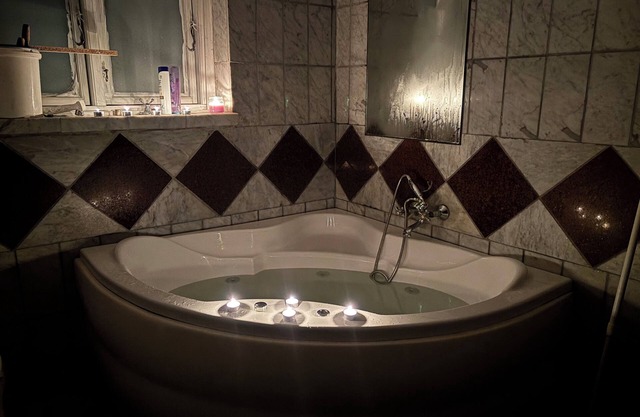 Family friendly 2 bedroom basement suite - 15 min to Copenhagen with Jacuzzi