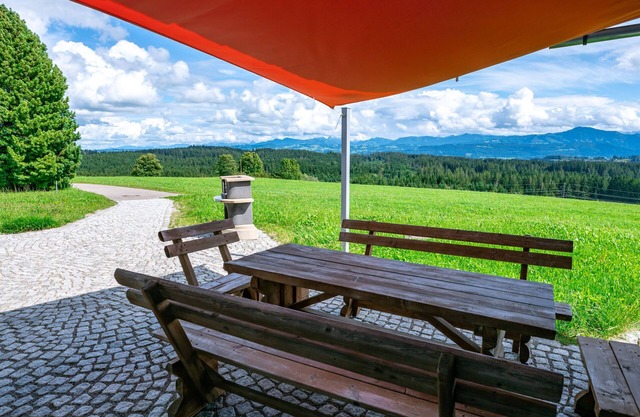 Previamente. Granja de montaña en una soleada ladera sur con una hermosa vista a la montaña, ubicación apartada