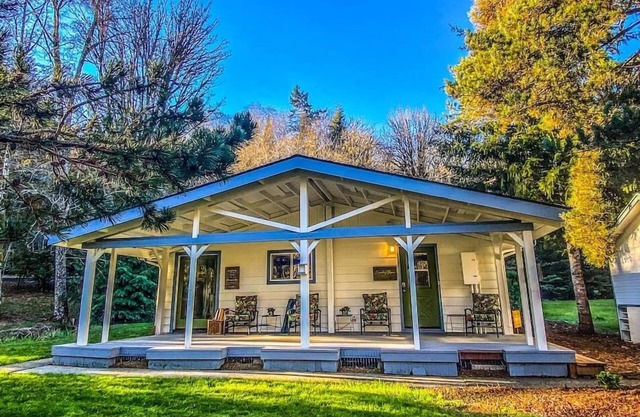 Fun Family Getaway ~ BBQ, Sauna, and Firepit