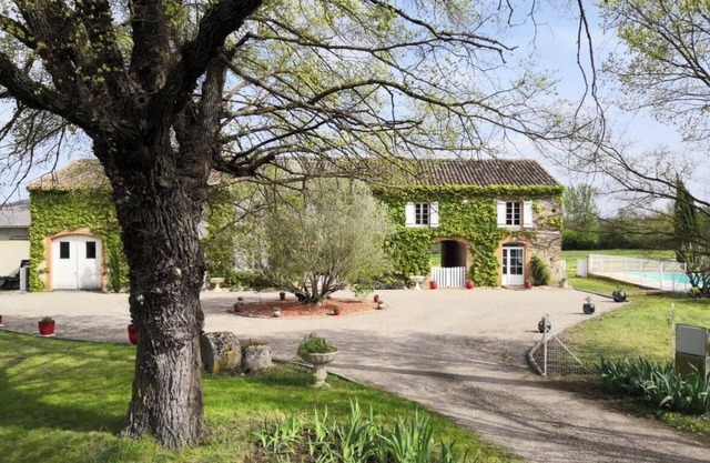 Gîte with swimming pool and pets