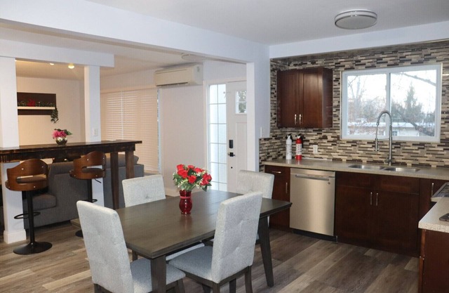 Guest Favourite 3BR Home | Walk Downtown | Parking