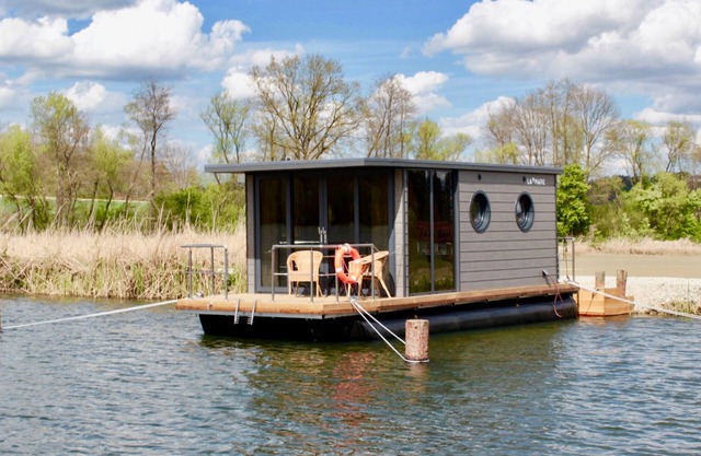 Casa flotante Schwanennest con vistas al lago, terraza y Wi-Fi