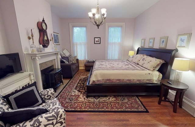 King-Lilac Suite-Vista a la Calle-Suite-Baño Privado
