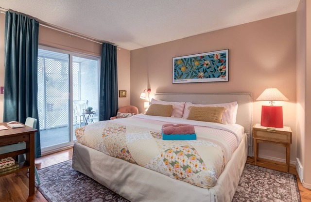 Kensington, River Views: Modern Calgary Apartment
