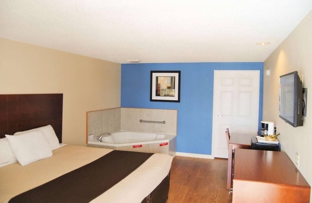 King Jacuzzi Suite near Ohio Valley Mall | Free Breakfast & Free Parking