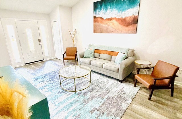 King Suite + Sleeps 10 | Cozy Deltona Home