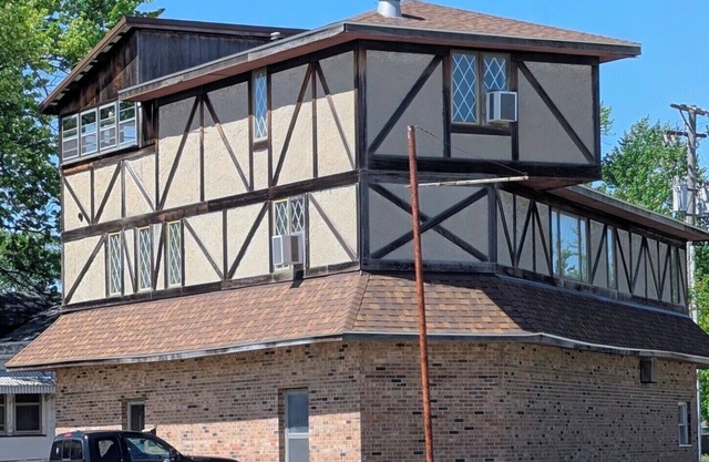 "Living on the Wedge" A 3-bedroom house in Lincoln on Historic Route 66.