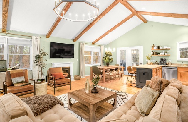 Luxe Design, Hot Tub, Sauna, Sleeps 14, Pets OK