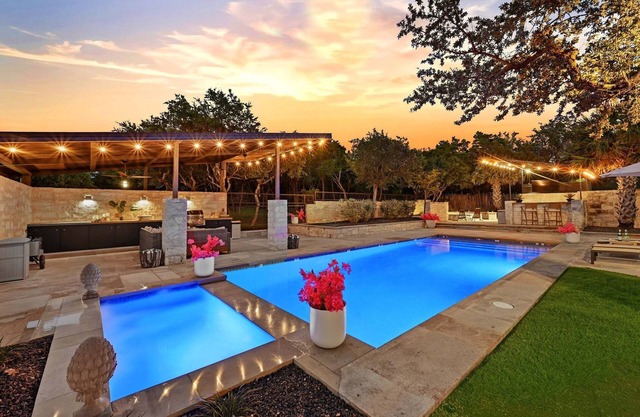 LUXURY HILLTOP ESTATE | 15 BEDS | POOL, SPA, SAUNA, FIRE PIT, POOL TABLE | 15 Mins to DT Austin
