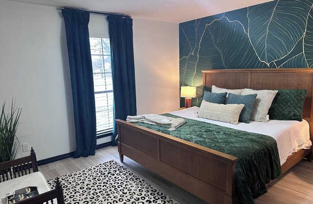 Modern Colorful 3 Bedroom Retreat a block off the Square in Saint Jo