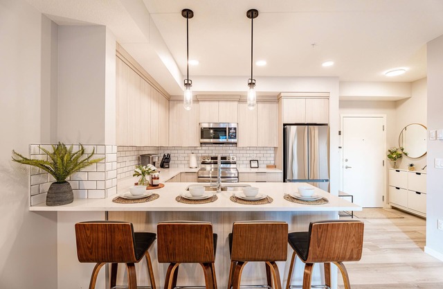 Modern Condo w/AC, close to YYC