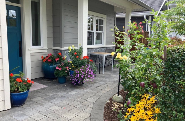 Modern Cottage-Style House Close to all Amenities and the Ocean in Sidney BC.