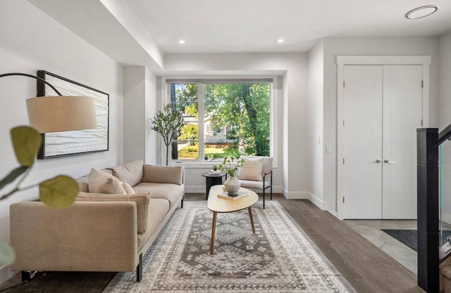 Modern Mediterranean 4BR near Downtown w/ Cable