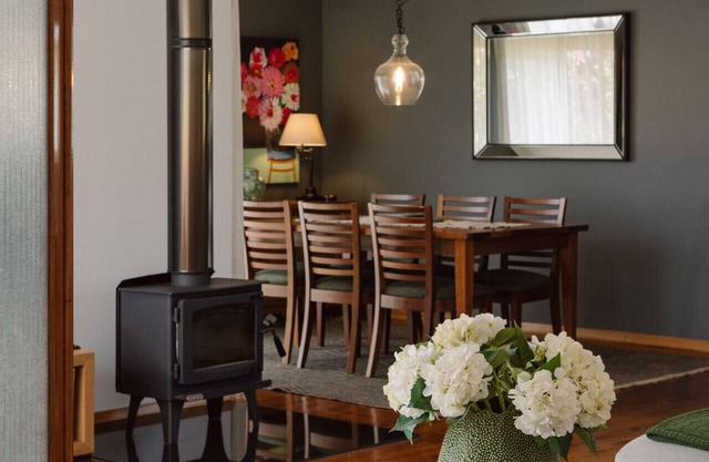 Nancy’s of Trentham | Stylish 3BD Walk to Town