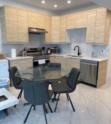 New Luxury Walkout Suite Near University-BY ROOM