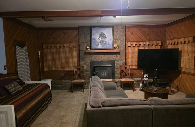 Peaceful cabin near Grand Lake and Disney on big lot