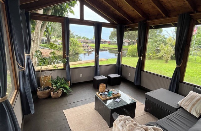 The perfect Getaway Canal front 2-bedroom home with lake access, Lake Placid FL