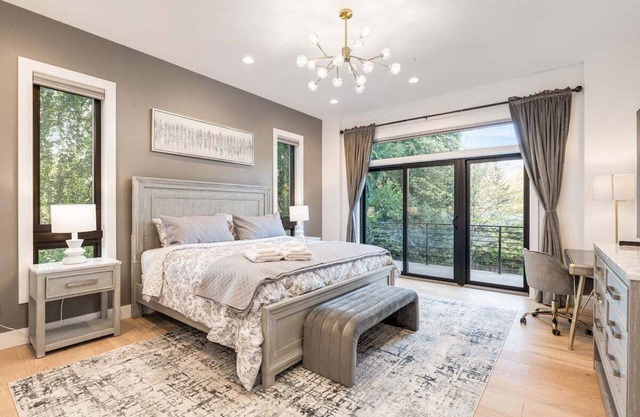 Prime Location: 6BR Luxury & Comfort in Bellevue!