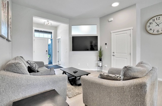 New Stylish 4Bdr/5Bed/2.5Bath/Well Equiped For Remote Work/Lake Access/Games