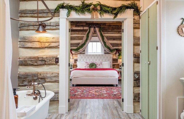 Romantic Shenandoah Escape / 2 King Suites / Firepit / South River Access